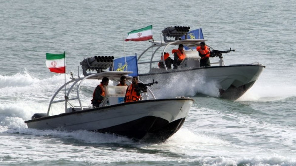 صحيفة: قوارب الحرس الثوري الإيراني تضايق سفينتين أمريكيتين في الخليج