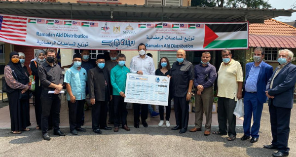 سفارة دولة فلسطين بماليزيا وتايلاند تسلم مساعدات مالية وعينة للعائلات المتعففة