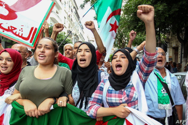 الجزائر: آلاف المتظاهرين يخرجون بالشوارع للتنديد بـ"القمع" الأمني والقضائي لنشطاء الحراك الشعبي