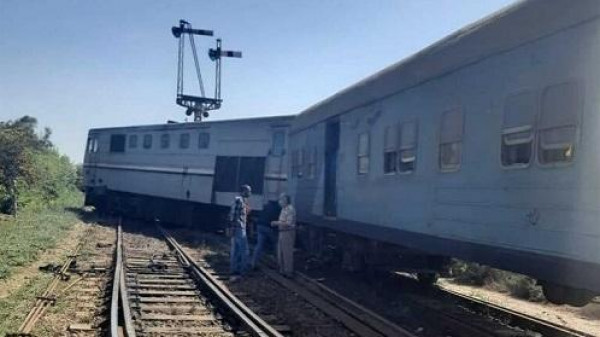 شاهد: خروج قطار مصري جديد عن القضبان