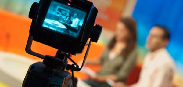 لهذا السبب الغريب.. الجمهور يطلق اسم "دمية" على إعلامية عراقية