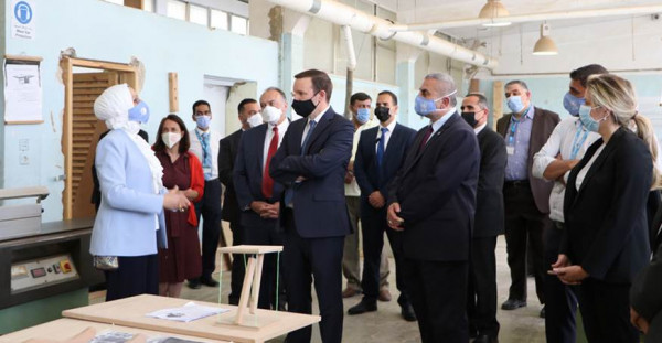 عضو بمجلس الشيوخ الأمريكي يزور مركز تدريب وادي السير التابع لـ(أونروا) بالأردن