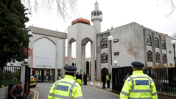 تعرض أحد مساجد لندن للرشق بالبيض والحجارة