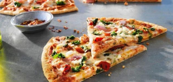لعشاق البيتزا.. اختراع غريب يحضر البيتزا في 3 دقائق فقط