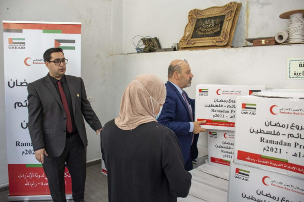 الهلال الأحمر الإماراتي يوزع آلاف الطرود الغذائية في فلسطين