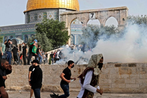 شاهد: قوات الاحتلال تقتحم المسجد الأقصى وإصابة عشرات المقدسيين