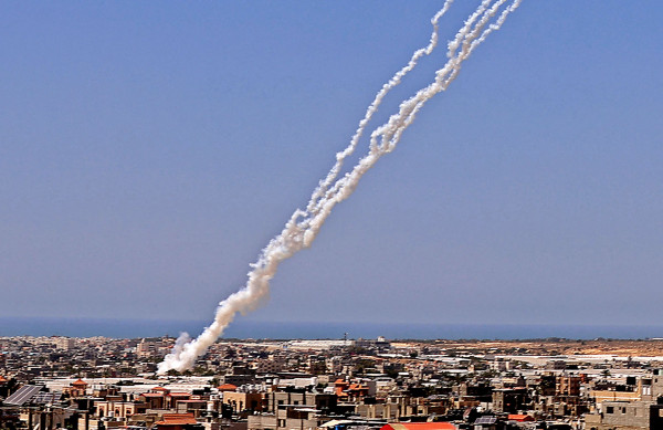 رشقات صاروخية كبيرة من القطاع صوب غلاف غزة وعسقلان واسدود وديمونا