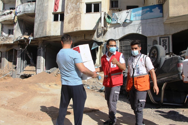 جمعية الهلال الأحمر توزع مساعدات إغاثية لمتضرري العدوان الإسرائيلي