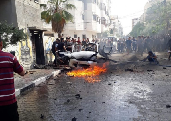 ثلاثة شهداء باستهداف الاحتلال لسيارة مدنية ومنزل بمدينة غزة وشمال القطاع