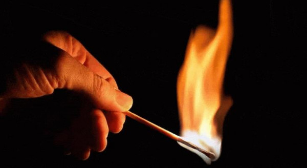 بعد الاعتداء عليها.. طفلة تحرق والدها حتى الموت