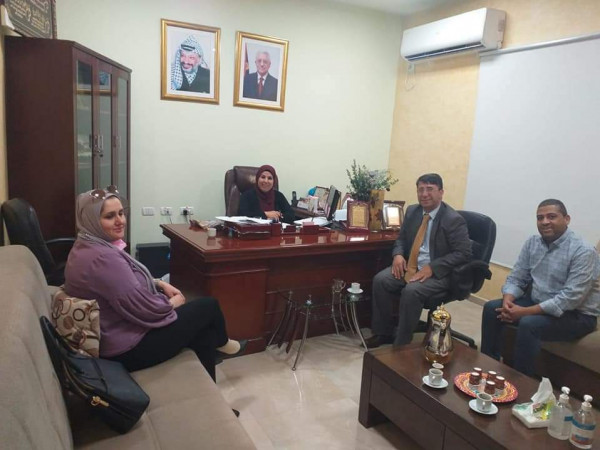 تنمية الخليل تسلم أجهزة لاب توب ناطق لذوي الإعاقة البصرية
