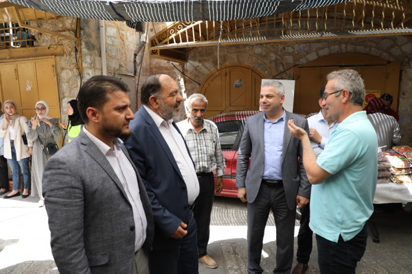 رئيس بلدية الخليل يفتتح بازار اشتري من بلدك