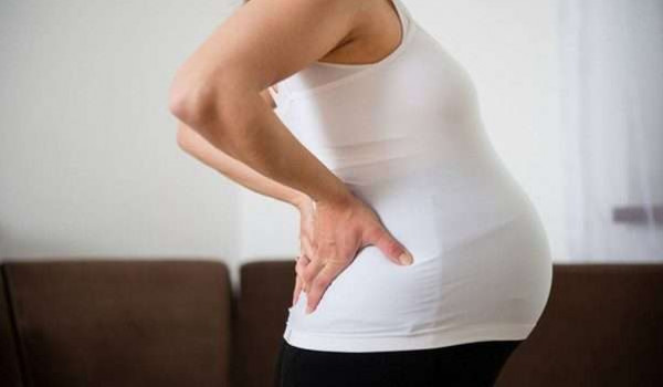 ما أسباب آلام الظهر أثناء الحمل وطرق علاجها؟