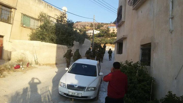الاحتلال يداهم منزلين في كفر قليل جنوب نابلس ويعبث بمحتوياتهما