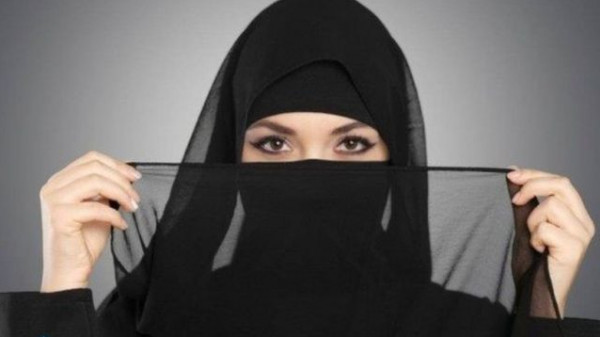شاهد: مشهورة سعودية تعرض مكافأة مالية لمن يعثر على نقابها