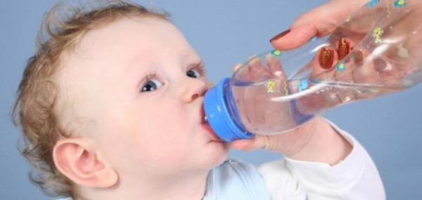 متى يبدأ طفلك الرضيع في شرب الماء؟