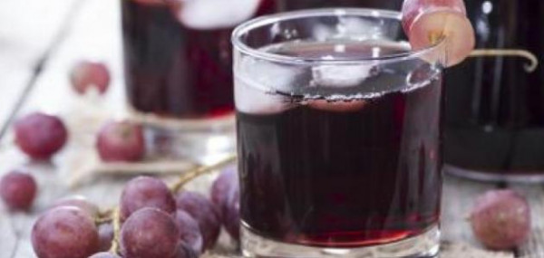 احذر أن تتناول عصير العنب مع هذه الأدوية.. قد يتسبب لك بجلطة