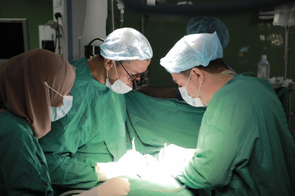 طاقم طبي من غزة يُجري 150 عملية جراحية على الشرايين السباتية خلال أربع سنوات