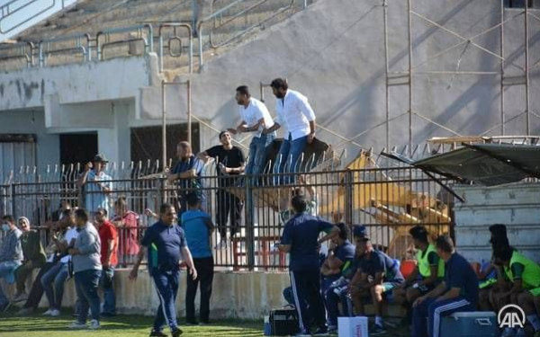 شاهد: مدرب كرة مصري يقود فريقه لفوز مصيري "من فوق رافعة"