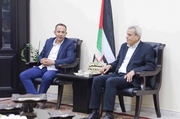 محافظ قلقيلية يلتقي وفداً من وزارة العمل