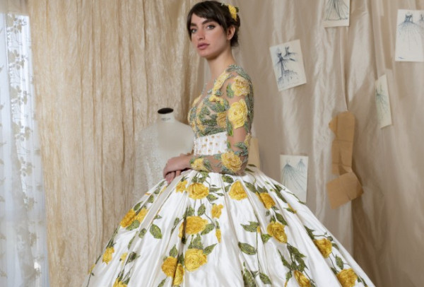 إليكِ أجمل الفساتين للعروس مزينة بالورود