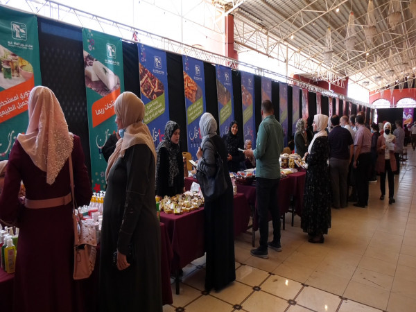 شاهد: مركز شؤون المرأة بغزة يفتتح المعرض السنوي 15 "منتجات نسائنا"