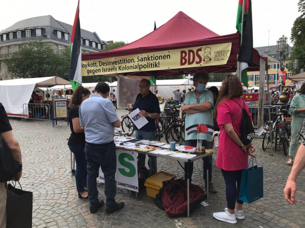 وقفة تضامنية وطاولة معلومات تضامنا مع الشعب الفلسطيني في مدينة بون الألمانية