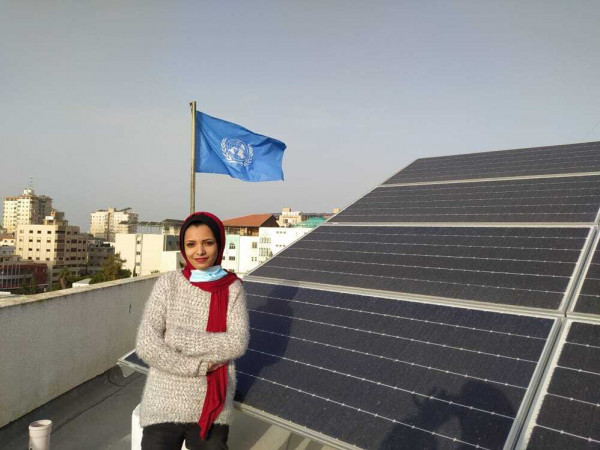 أول فنية طاقة شمسية في قطاع غزة تحصل على جائزة دولية