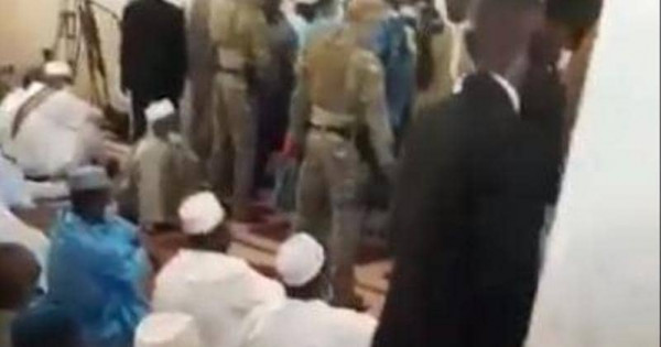 شاهد: لحظة مهاجمة رئيس مالي المؤقت أثناء صلاة العيد