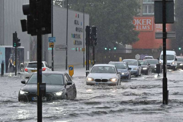 فيضانات في شوارع لندن مع توالي العواصف
