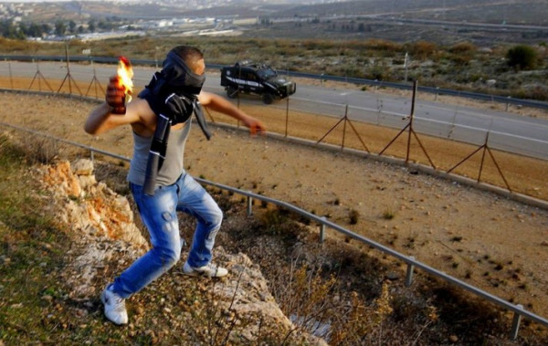 شبان يستهدفون حافلة للمستوطنين بزجاجات حارقة جنوب نابلس