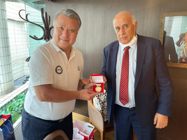 الرجوب يبحث تعزيز التعاون مع رئيس الاتحاد الياباني لكرة القدم