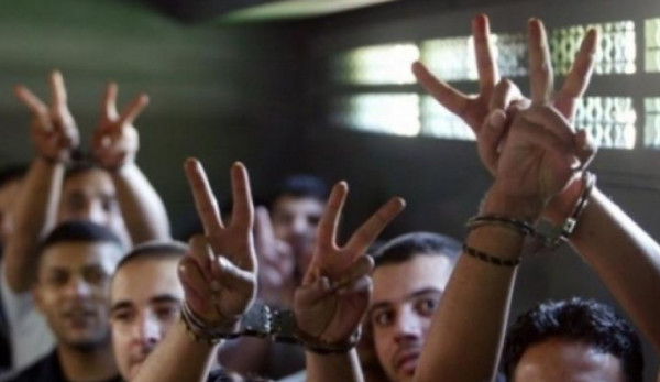 15 أسيرًا يواصلون إضرابهم عن الطعام رفضًا لاعتقالهم الإداري