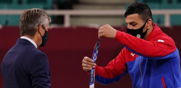 مفاجأة: لاعب إيراني يهدي ميداليته الفضية لإسرائيل