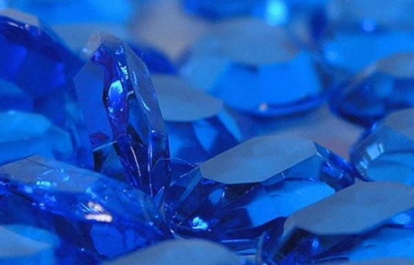 شاب يعثر على أكبر حجر ياقوت أزرق في العالم.. وهذه قيمته الخيالية