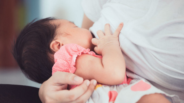 ما أسباب آلام الظهر أثناء الرضاعة الطبيعية؟