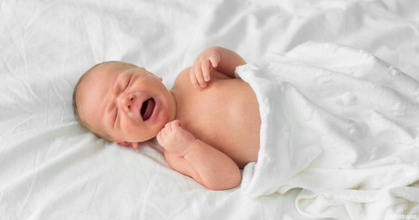 ما أسباب بكاء الطفل الرضيع في عمر شهرين؟