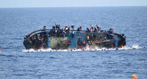 إنقاذ 394 مهاجرا من قارب خشبي مكتظ قبالة تونس