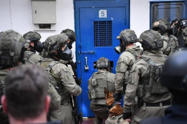 قوات القمع الإسرائيلية تقتحم أقسام الأسرى في (عوفر وايشل والنقب)