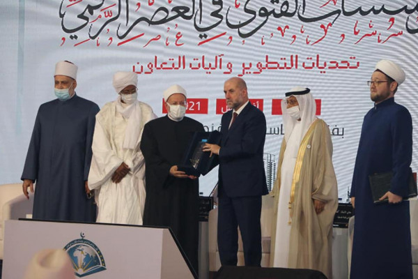 الهباش يُسلم جائزة مؤتمر الإفتاء العالمي السادس لمفتي القدس محمد حسين