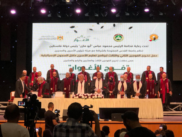 "القدس المفتوحة" تختتم احتفالات تخريج الفوجين الـ 23 و24 بتخريج (422) أسيراً