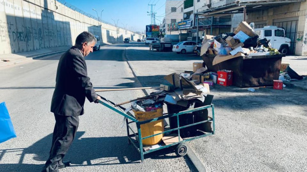 شاهد: مسؤول فلسطيني يثير جدلاً بعد جره عربة قمامة بدلاً من عامل مسن