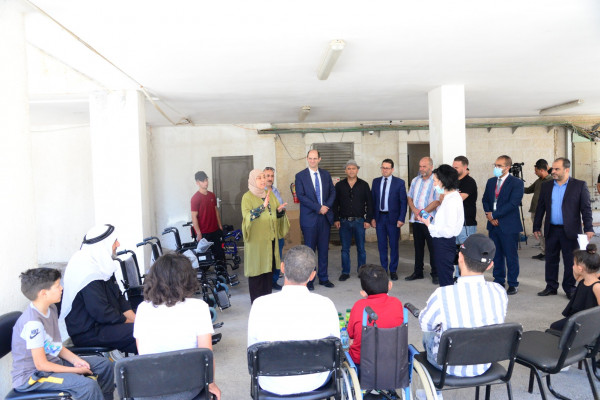غنام تسلم كراسٍ كهربائية بدعم من بنك فلسطين وشركة العاصور ورجلي أعمال