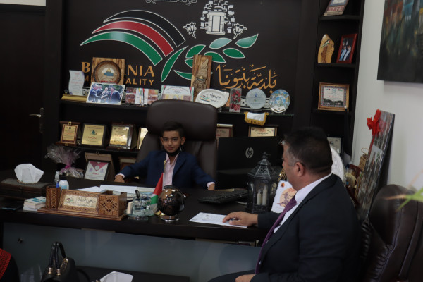 طفل يحقق أمنيته بتسلم رئاسة وإدارة بلدية بيتونيا