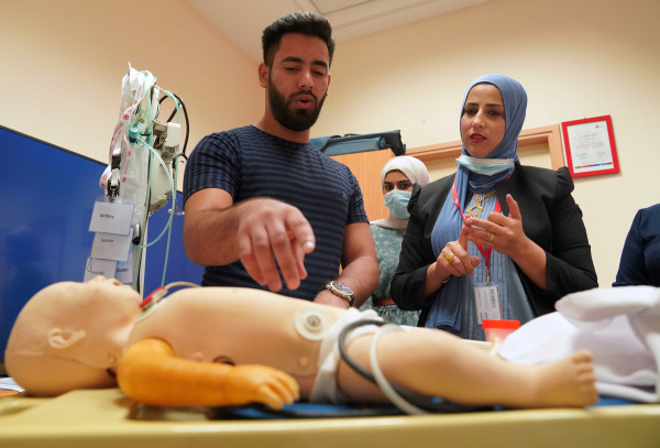 مركز القلب في "العربية الأمريكية" يعقد دورة إنعاش قلب متقدمة للأطفال لكادر من النجاح