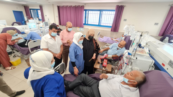 غنام والكوك يزوران قسم الكلى في مجمع فلسطين الطبي ويطلعان على احتياجاته