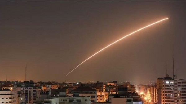 شاهد: اطلاق صاروخ من قطاع غزة تجاه مستوطنات الغلاف