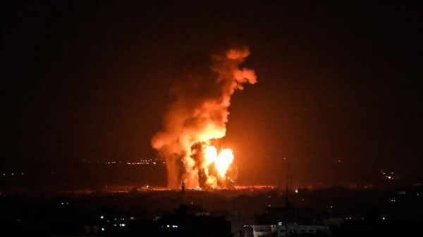 فيديو: طائرات الاحتلال تقصف عدة مواقع في قطاع غزة