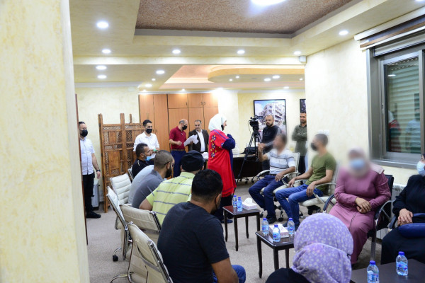 غنام تسلم مساندة مالية من الرئيس عباس لعشرات الحالات المستحقة