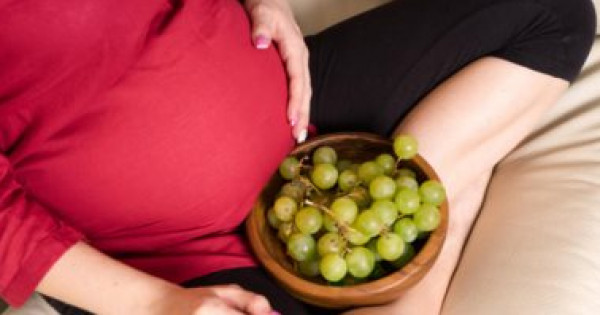تعرفي على فوائد العنب للحامل